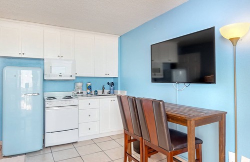 Lenox Park Condo | Oceanfront condo with pool, hot tub, balcony, game room, and fitness room