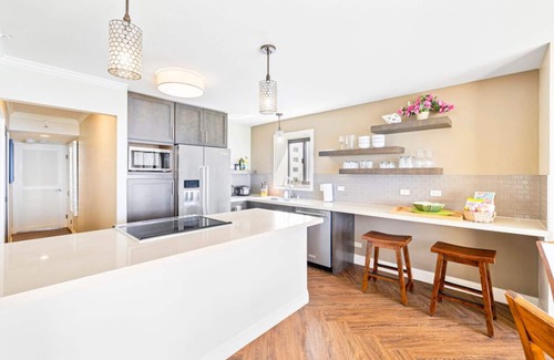 Waikiki Apartment | Oceanfront Condo W Free Valet Parking & Balcony