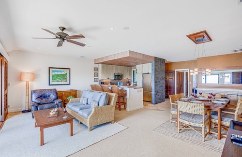 Wailua Condo | Oceanfront condo with balcony, W/D, wet bar, & pool access - gorgeous views