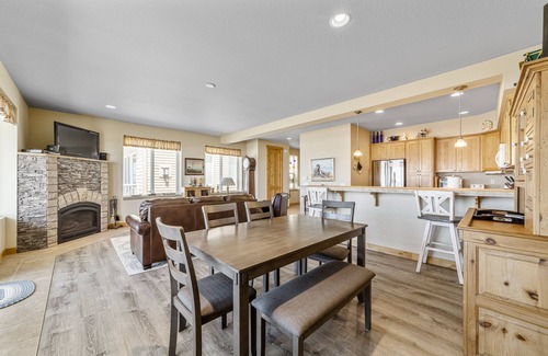 Gold Beach Condo | Oceanfront condo with spectacular ocean view - walk to beach