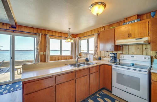 Birch Bay Cottage | Oceanfront Cottage w/Patio & Views in Birch Bay!