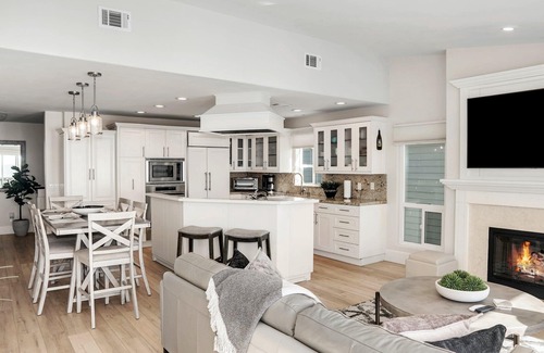 South Oceanside Condo | Oceanfront Designer Condo - Private Beach, Unobstructed Views, AC