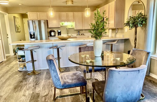 Long Beach Apartment | Oceanfront Designer Retreat: 2 Masters, KING Bed!
