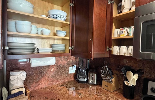 Kahana Apartment | Oceanfront Escape | Molokai Views & Cool Tropical Breezes