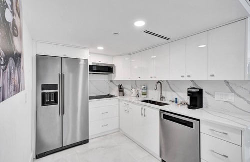 Mid Beach Apartment | Oceanfront Escape with Resort Amenities, Gym, Pools & Sauna 1408