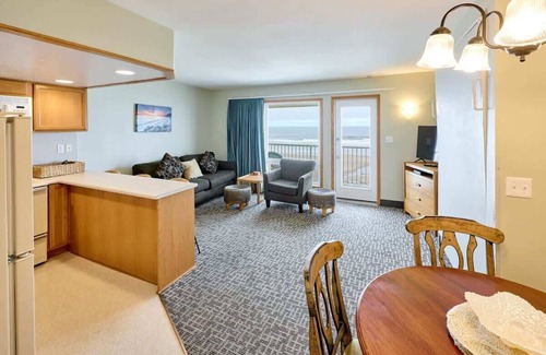 Lincoln City Condo | Oceanfront Family Suite - Full Kitchen - Beautiful Views and Pool & Hot Tub Acce