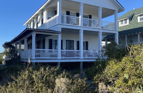 North Carolina Coast Cottage | Oceanfront historic gem on great block