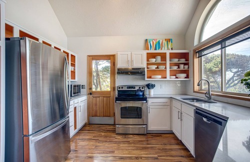 Yachats House | Oceanfront Home on Miles of Sandy Beach! Hot Tub/Game Room! Near Yachats!