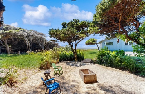 Yachats House | Oceanfront home w/amazing sunsets, fire pit, & jacuzzi tub