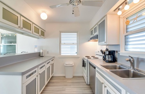 Bermuda Beach House | Oceanfront Home w/Deck & Views in Galveston!