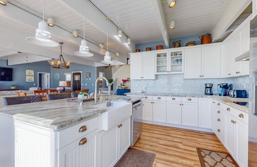 South Beach House | Oceanfront home with incredible Pacific view, private hot tub, deck grill & W/D