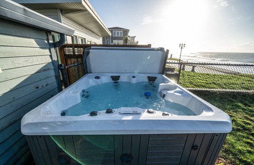 Gleneden Beach House | Oceanfront house steps to beach with private hot tub, firepit & spectacular view
