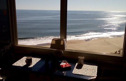 North Ocean City Condo | Oceanfront ~Hypnotizing Ocean Waves & Stunning Sunrises! Pool~Linens~Smart TV