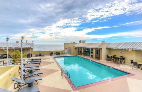 Northeast Virginia Beach Resort | Oceanfront in Virginia Beach with balcony overlooking the beach