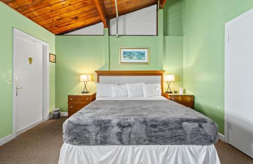 Fort Pierce Hotel | Oceanfront Inn Room #10- Standard Room - King Bed