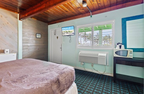 Fort Pierce Hotel | Oceanfront Inn Room #9 - Inlet View - King Bed