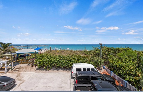Fort Pierce Hotel | Oceanfront Inn Room #19- Ocean View Balcony, King Bed