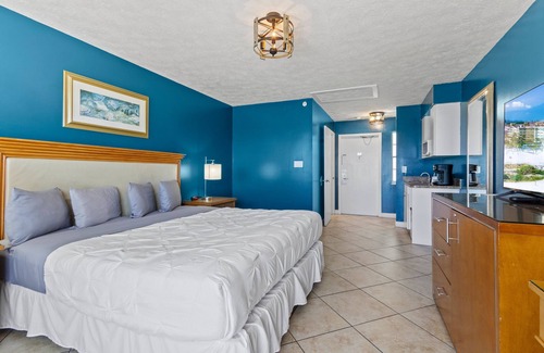 Fort Pierce Hotel | Oceanfront Inn Room #21- Ocean View Balcony, King Bed
