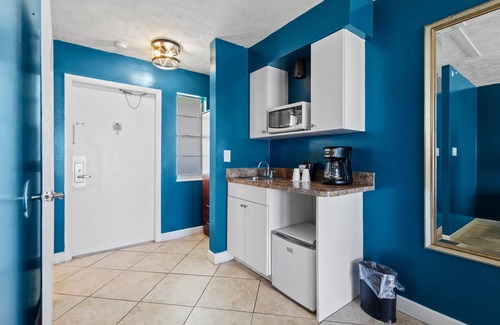 Fort Pierce Hotel | Oceanfront Inn Room #21- Ocean View Balcony, King Bed