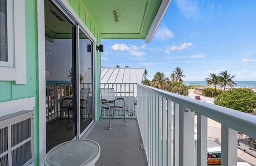Fort Pierce Hotel | Oceanfront Inn Room #21- Ocean View Balcony, King Bed