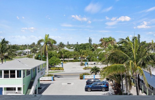 Fort Pierce Hotel | Oceanfront Inn Room #23 - Ocean View Balcony, King Bed
