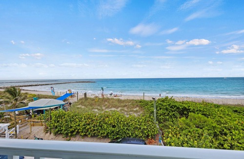 Fort Pierce Hotel | Oceanfront Inn Room #25- Ocean View Balcony, King Bed