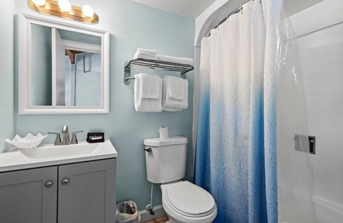 Fort Pierce Hotel | Oceanfront Inn, Standard Room, King Bed, Inlet View, #15