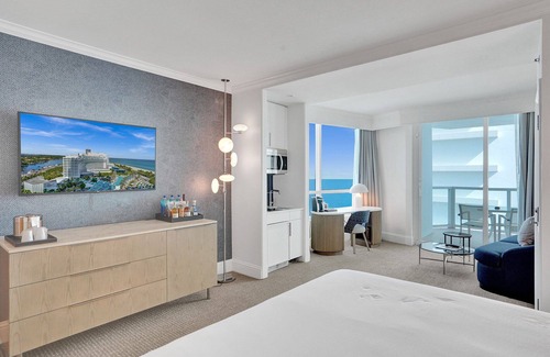 Mid Beach Hotel | Oceanfront Junior Suite in the Fontainebleau