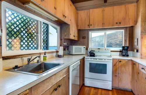 Honaunau-Napoopoo House | Oceanfront Kealakekua Bay Retreat w/Breathtaking Views from Every Room