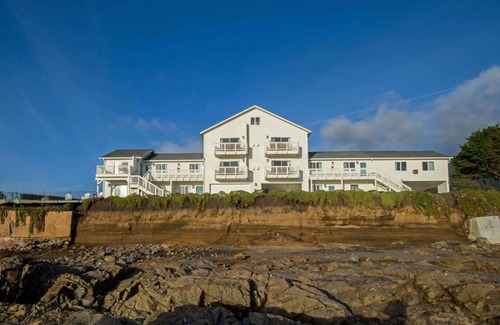 Shelter Cove House | Oceanfront King l Jacuzzi | Newly Renovated | Rm 3