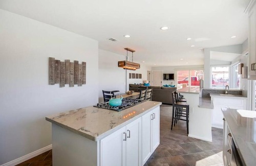 Central Mission Beach Condo | Oceanfront Luxury, Large Patio, All Glass, Garage