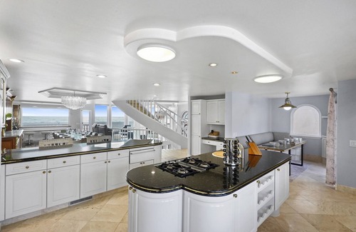 Hollywood House | Oceanfront Luxury: Rose in the Sand – Direct Beach Access & Stunning Views