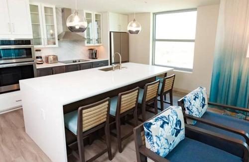 Myrtle Beach Resort | Oceanfront Luxury: Your Holiday Inn Myrtle Beach Oceanfront Signature 2 Bd Suite