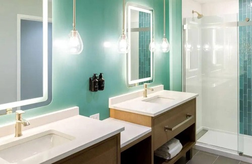Myrtle Beach Resort | Oceanfront Luxury: Your Holiday Inn Myrtle Beach Oceanfront Signature 2 Bd Suite