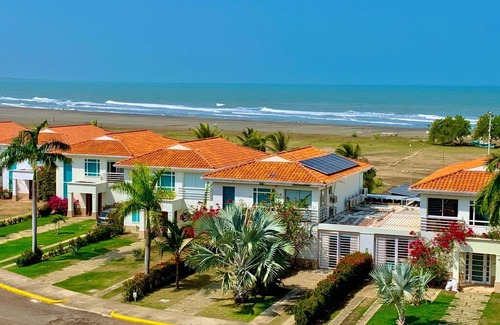 Zona Norte Villa | Oceanfront Mansion With Pool 3