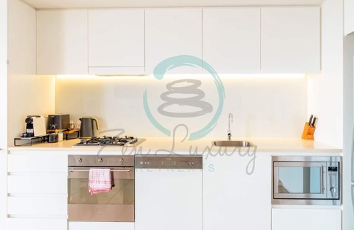 Darwin City Centre Condo | Oceanfront Marvel: Harbour View ~ Pool ~ Parking