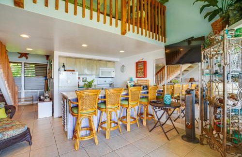 Maunaloa Apartment | Oceanfront Maunaloa Condo, Steps to Pool and Beach!
