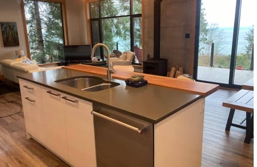 Juan de Fuca Electoral Area Cabin | Oceanfront Nature Retreat - Jordan River, BC