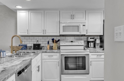 Thomas Drive Condo | Oceanfront Paradise: Stunning Condo in Panama City Beach
