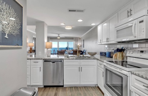 Thomas Drive Condo | Oceanfront Paradise: Stunning Condo in Panama City Beach