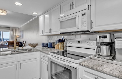 Thomas Drive Condo | Oceanfront Paradise: Stunning Condo in Panama City Beach