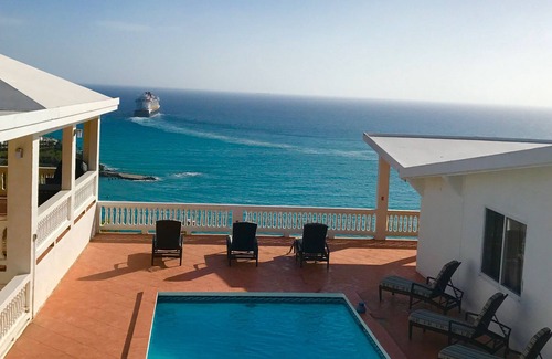 Estate Bakkero Villa | Oceanfront Paradise 5 bedroom Villa! South side close to Havensight and DownTown