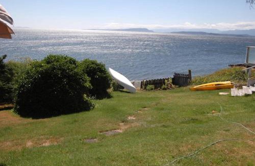 Comox Apartment | Oceanfront Paradise