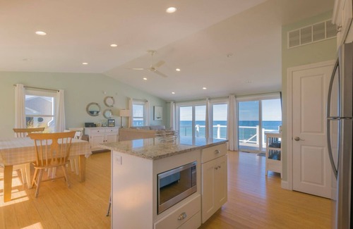 East Sandwich Cottage | Oceanfront Property with AC in Scorton Shores