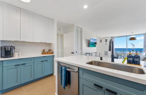 Waikiki Apartment | Oceanfront Renovated Getaway in Waikiki