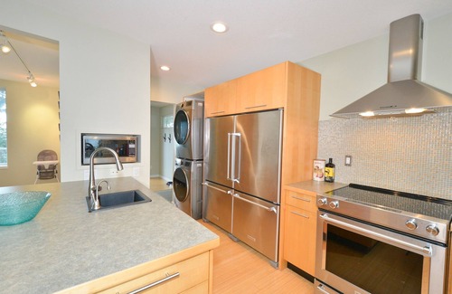 Courtenay House | Oceanfront Retreat w/Cabana, Views & EV Charger