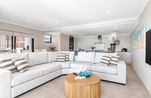 Mandurah Apartment | Oceanfront Retreat With Stunning Marina Views