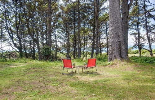 Smith River Cottage | Oceanfront Smith River Cottage: Beach Access!