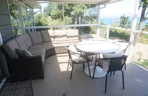 Regional District of Nanaimo House | Oceanfront spacious 6-bedroom house in Parksville with beach access