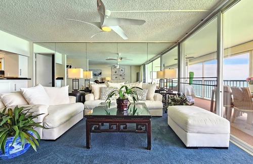 Diamond Head - Kapahulu - St. Louis Condo | Oceanfront Spacious Condo Sleeps 3 Stunning Ocean, Tropical Beach and Bay Views